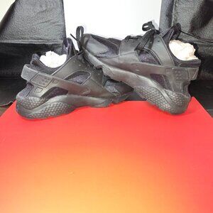 NIB Black Nike Huarache